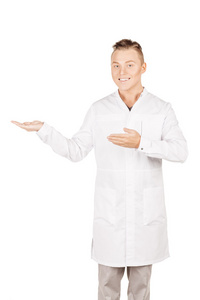 医生穿着白色外套，听诊器拿着东西