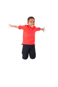 可爱的非洲裔美国小男孩跳 孤立的肖像