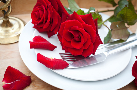 表板上设置与红玫瑰庆祝情人节