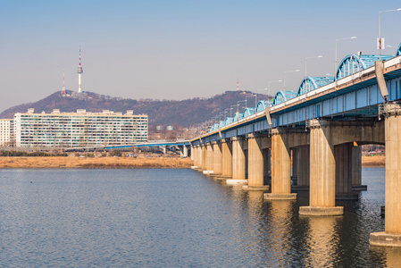 首尔地铁和桥在 Hanriver 在首尔，韩国