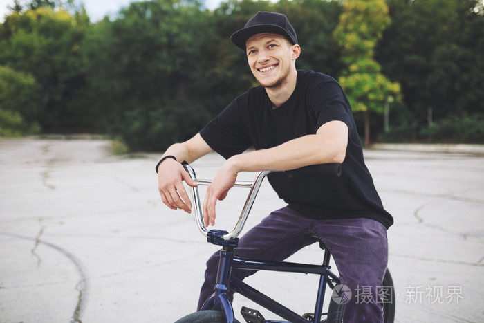 年轻小轮车自行车骑手