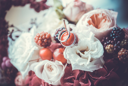 结婚戒指上一束五颜六色的鲜花