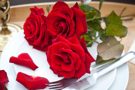表板上设置与红玫瑰庆祝情人节