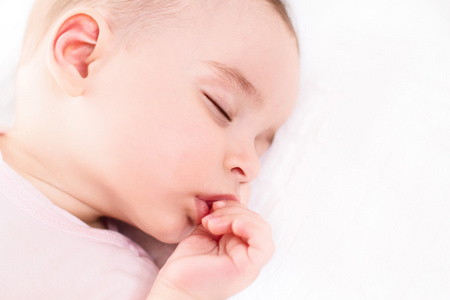美丽熟睡的婴儿在白色的特写肖像