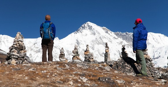 高玉山，有两个徒步旅行者和石人