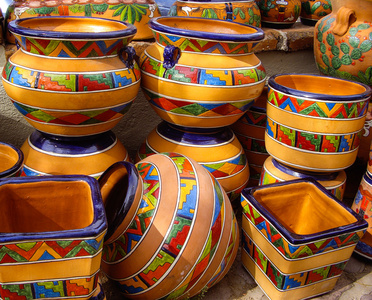 与传统的墨西哥设计 Talavera 盆