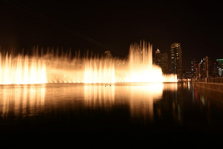 在迪拜购物中心跳舞的喷泉, 迪拜市中心, 阿拉伯联合酋长国