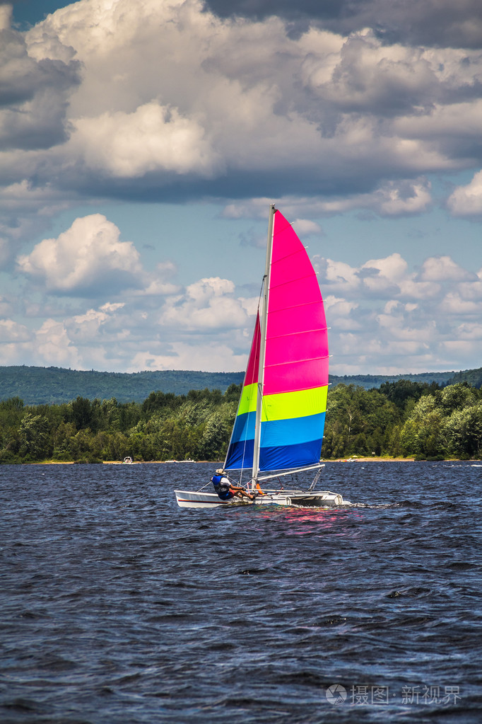 男人在一艘双体船航行