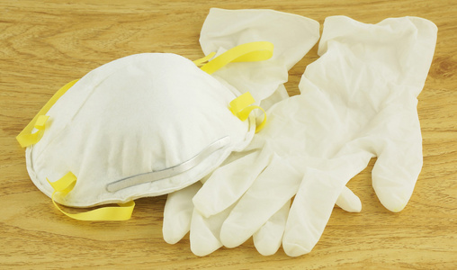 预防结核病白色的 n95 口罩和手套来预防疾病照片