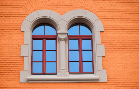 橙色的墙和色彩丰富的木窗户