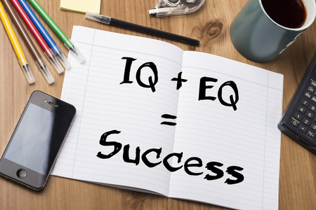 iq   eq 等于成功-注意垫与文本上木桌照片