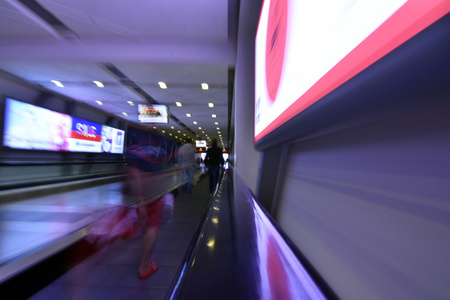 Walkalator 或在长时间曝光，迪拜，阿拉伯联合酋长国的迪拜购物中心地铁站的自动步行