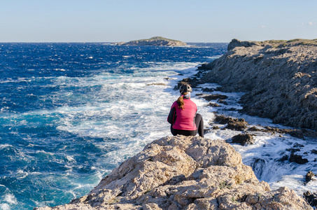 她敬佩边上的海角风暴。塞浦路斯，Cape Apostolos Andreas