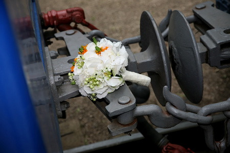 婚礼上的玫瑰花束位于铁路货车的交界处