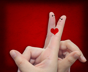 手指和一颗心绘在红色背景