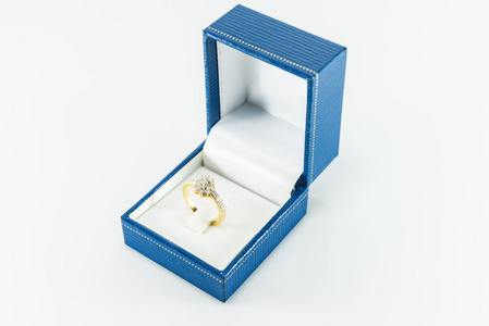 蓝盒子里白色背景上的钻石戒指