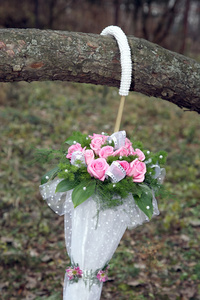 美丽的婚礼花束在白色伞的形式图片
