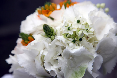 白花的美丽婚礼花束