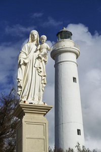 意大利西西里岛，地中海，蓬塔 Secca 古沙省，圣母雕像，在港口和背景中的灯塔