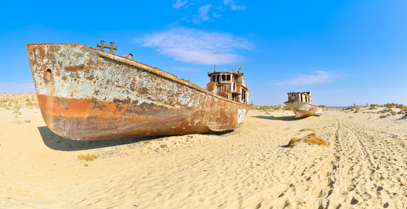 全景图。两个老船在咸海沙漠