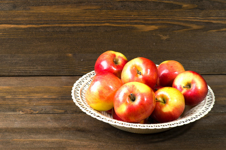 新鲜的苹果在后台木制的桌子上