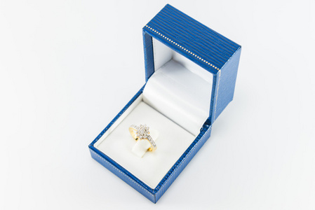 蓝盒子里白色背景上的钻石戒指
