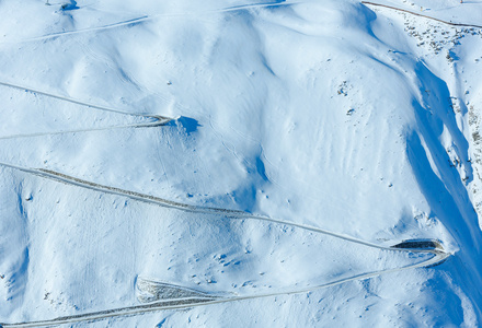 雪坡上的蛇形公路奥地利。