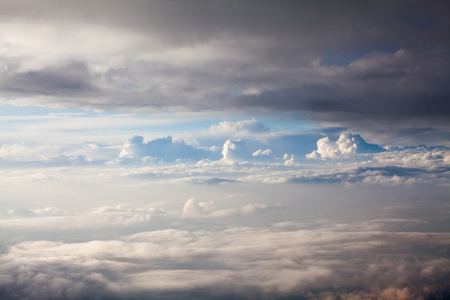 美丽 壮观的云层和查看从飞机上的天空