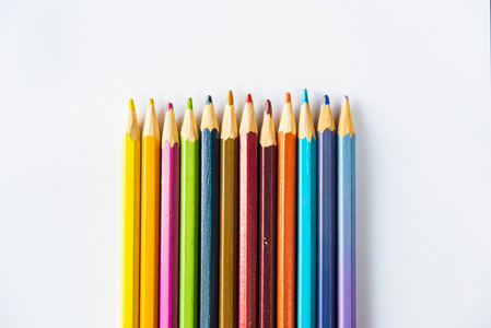彩色铅笔在白色的背景下，孤立