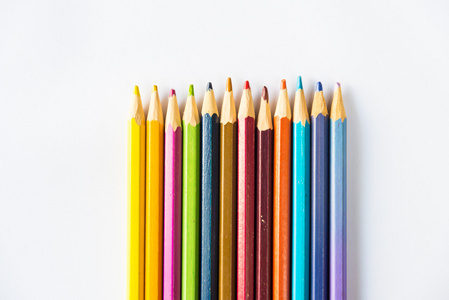 彩色铅笔在白色的背景下，孤立