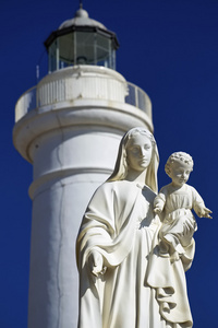 意大利西西里岛，地中海，蓬塔 Secca 古沙省，圣母雕像，在港口和背景中的灯塔