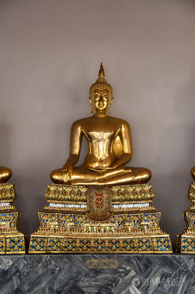 在佛寺中的金色佛雕塑.