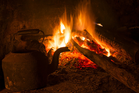 火壁炉的房子老式木冬照片