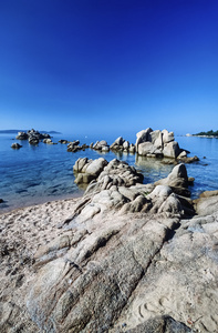 多岩石的海岸线电影扫描法国南部科西嘉岛阿雅克肖，安海视图
