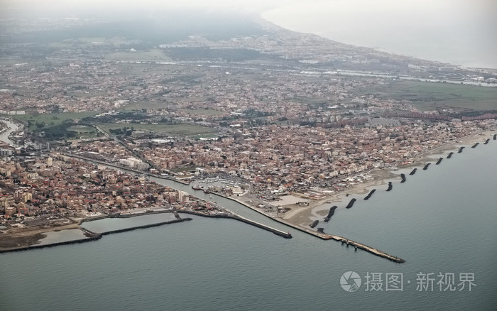 意大利拉齐奥thyrrhenian海岸线菲乌米奇诺镇和健身河口鸟瞰图