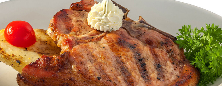 烤猪肉牛排配上樱桃西红柿和奶油