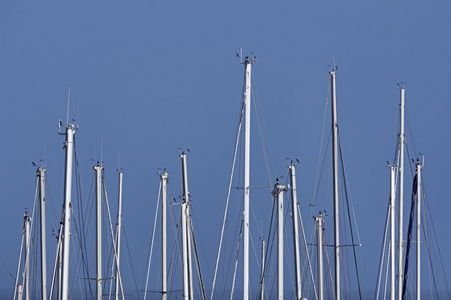 意大利 siciliy，地中海，玛丽娜迪拉古萨在码头帆船桅杆