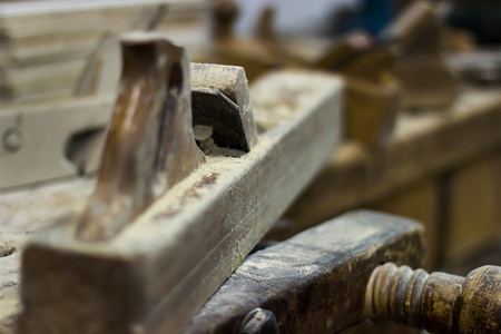 老木匠工作工作台木工刨床 手平面选择性焦点和浅景深平面