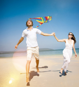 情侣休闲沙滩，玩风筝