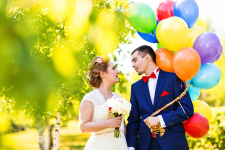 新郎和新娘与气球