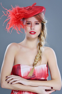红色复古帽子与羽毛女时装肖像