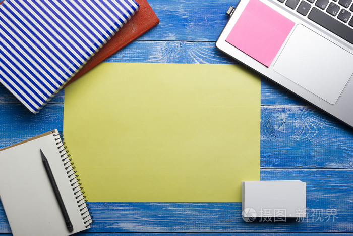 办公室用品的桌子.顶视图.复制文本的空间