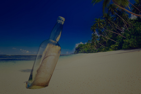 在海滩上瓶中信