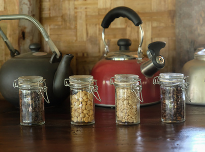 许多种类的咖啡豆放进玻璃罐
