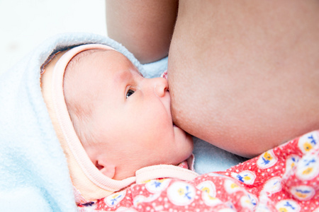 婴儿吃奶婴儿吃母乳.母乳喂养婴儿的母亲.