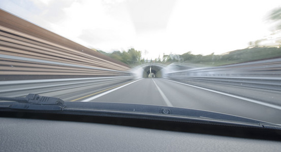 在高速公路上快速行驶的汽车景观照片