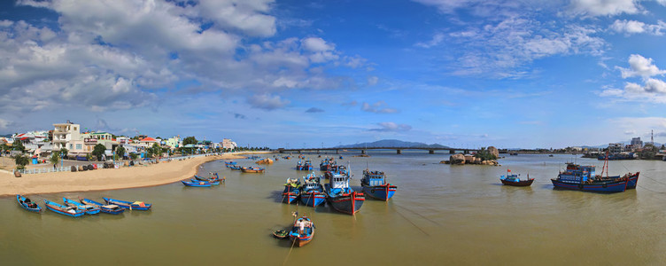 在越南芽庄港的渔船。全景视图