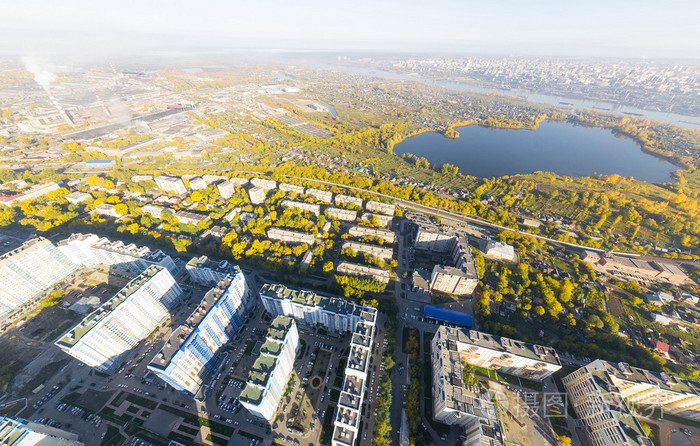 空中城市视野与十字路口,路,房子,大厦和公园