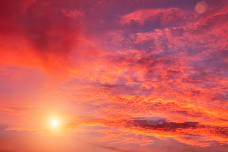 与橙色云的夕阳的天空