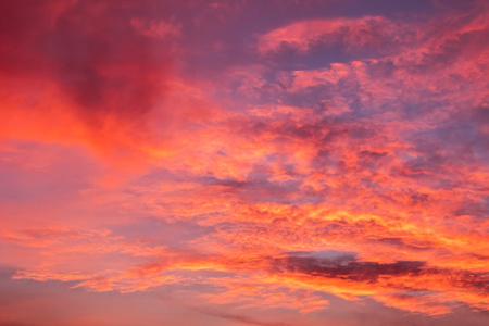 与橙色云的夕阳的天空